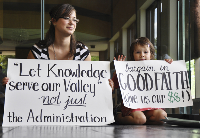 Students at Youngstown State University protested last week against the dispute between their faculty and administration because it delayed the disbursement of their financial aid. Photo courtesy of The Jambar.