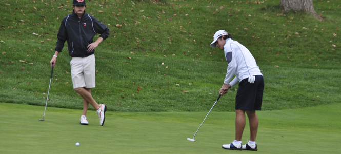 Sophomore golfer Kyle Kmiecik watches his putt at the Jack Nicklaus Invitational on Oct. 11. Photo courtesy of Kent State Athletic Department.