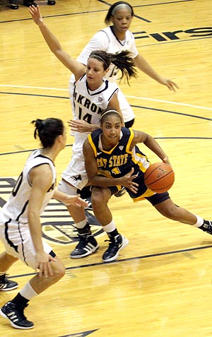 Junior guard Tamzin Barroilhet looks to drive against Buffalo on Jan. 19. The Flashes won 85-73.