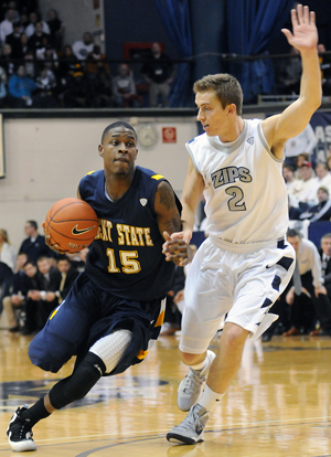 Freshman guard, Kris Brewer, runs to the hop avoiding Akron's Brian Walsh during last Saturdays loss to the Zips. Photo by Philip Botta.