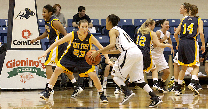 Freshman guard Jamie Hutcheson looks to blockagainst Akron on Jan. 14. The flashes fell to the Zips 68-82. Photo by Brian Smith.