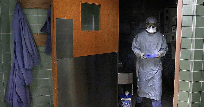 Dr. Raja Kandaswamy carefully carries a kidney that had just been removed from a living donor in one operating room to a recipient who was waiting to receive the organ in an adjacent operating room at the University of Minnesota Medical Center in Minneapolis, Aug. 14, 2009. Photo courtesy of Jim Gehrz/Minneapolis Star Tribune/MCT.