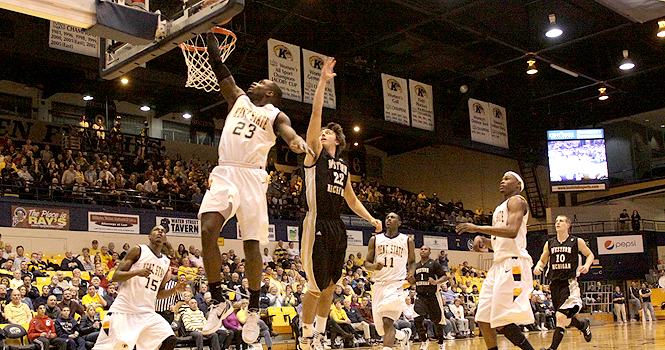 Kent State forward Patrick Jackson makes his way through the Western Michigan defense during the Feb. 4 game at the M.A.C. Center. The Flashes won the game 78-77 against the Broncos. Photo by Brian Smith.