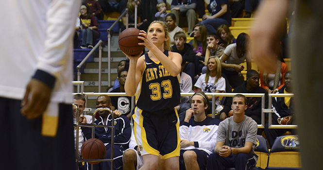 Center Leslie Schaefer tosses he ball during this year's annual MACC Madness on Oct. 12. Photo by NANCY URCHAK.