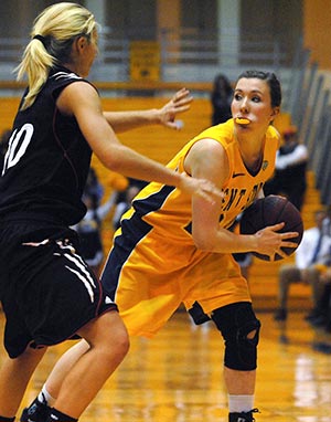 Sophomore guard Jamie Hutcheson passes the ball during Kent's game against the Cincinnati Bearcats on Monday, Nov. 19, 2012. Photo by Jenna Watson.