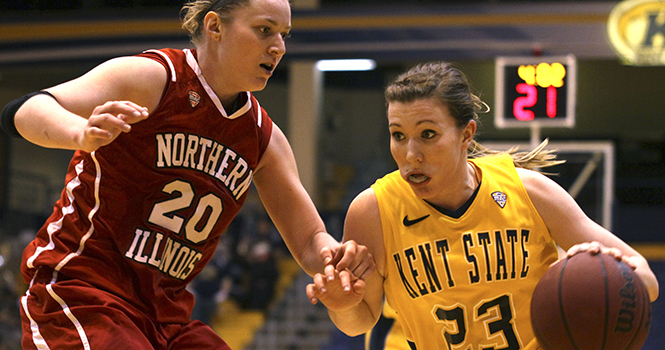 Sophmore Jamie Hutcheson dribbles past a defender from Northern Illinois. The Flashes remained close behind Northern Illinois for most of the game, but were unable to pull ahead. The final score was 52-47. Photo by Melanie Nesteruk.