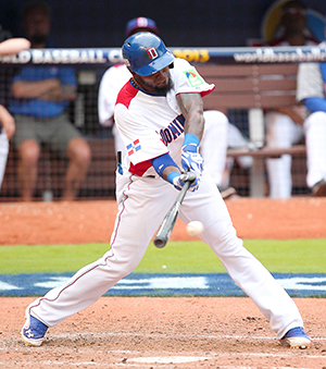 The Dominican Republic's Jose Reyes hits a single against Italy during the seventh inning of the World Baseball Classic second-round game at Marlins Park in Miami, Florida, on Tuesday, March 12, 2013. The Dominican Republic won, 5-4. (David Santiago/El Nuevo Herald/MCT). Photo by David Santiago.