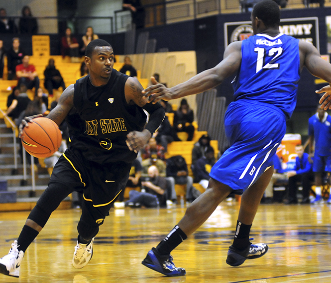 Senior guard Randal Holt dribbles around a defender at Wednesday's game against Buffalo University in the MACC. The flashes won 83-81 in overtime. Photo by Rachael Le Goubin.