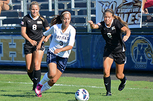 Junior forward Stephanie Haugh (center) achieves a breakaway from St. Bonaventure offense Thursday at Zoeller Field. Photo by LEAH KLAFCZYNSKI.