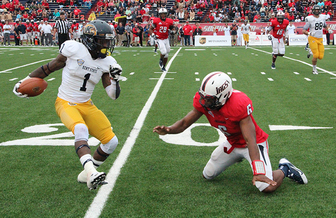 Kent State’s Dri Archer runs around University of South Alabama Kaleb Blanchard during the Saturday Oct. 19, 2013 game in Mobile, Ala. Kent State will go against the University of Buffalo with 2-6 season record. Photo courtesy of The Vanguard.