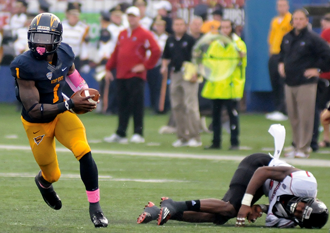 Senior running back Dri Archer catches a pass for a touchdown against Northern Illinois at the Homecoming game on Saturday, Oct. 5, 2013. The Flashes lost 38-24. Photo by Rachael Le Goubin.