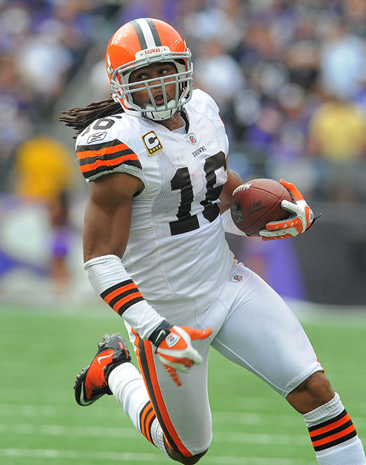 Cleveland Browns' Josh Cribbs scampers 19 yards to the Baltimore Ravens' four-yard line on a direct snap play in the third quarter at M&amp;T Stadium in Baltimore, Maryland, Sunday, September 26, 2010. The Ravens won, 24-17. (Doug Kapustin/MCT)