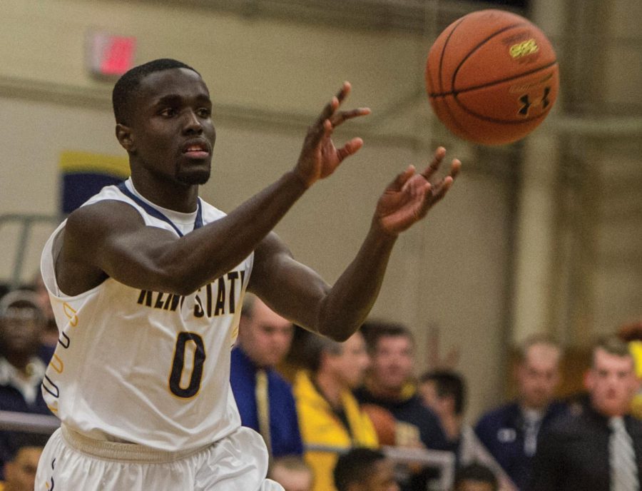 Freshman guard Jalen Avery passes the ball during the first half of the Kent State vs. Youngstown game on Nov. 14. The Flashes won their home opener 79-70.