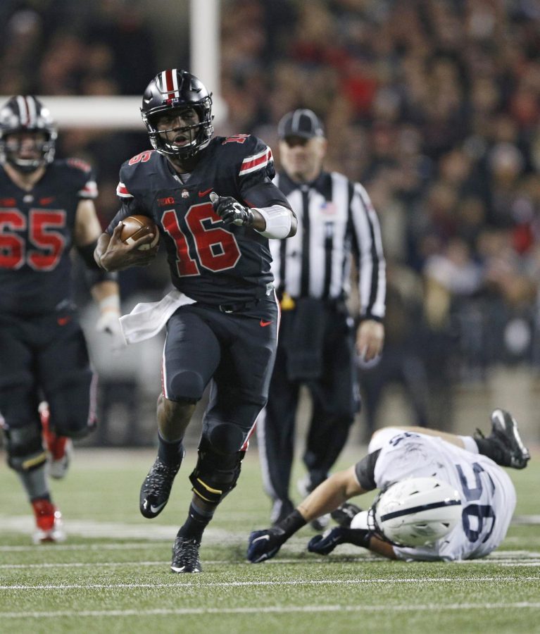 Ohio State quarterback J.T. Barrett (16) runs away from Penn State defensive end Carl Nassib (95) during the fourth quarter at Ohio Stadium in Columbus, Ohio, on Saturday, Oct. 17, 2015. Ohio State won, 38-10.(Adam Cairns/Columbus Dispatch/TNS)