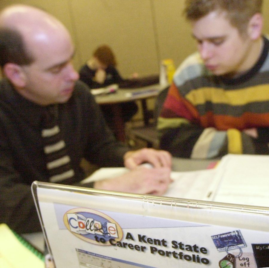 KRT BUSINESS STORY SLUGGED: WRK-NETWORK-BIZPLUS KRT PHOTO BY LINDSAY SEMPLE/AKRON BEACON JOURNAL (April 13) Don Snyder, a career specialist at The Career Services Center at Kent State University, helps Chris McDade of Olmsted Falls, Ohio, research potential marketing internships. The center helps students and alumni searching for jobs and internships. (mvw) 2004