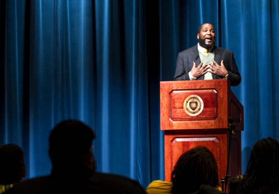 Dr. Umar Johnson speaks on Pan-Africanism at the KIVA on Feb. 8, 2016.