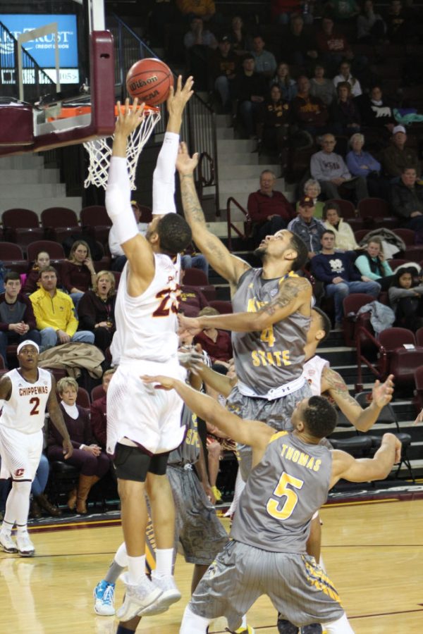 DaRohn Scott of Central Michigan University scores a layup against Kent State on Tuesday, Feb. 2, 2016 at McGuirk Arena.