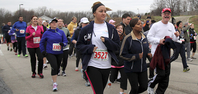 Participants in the Kent State University Black Squirrel 5K begin the course at 8 AM on April 13. Photo by Adrianne Bastas.