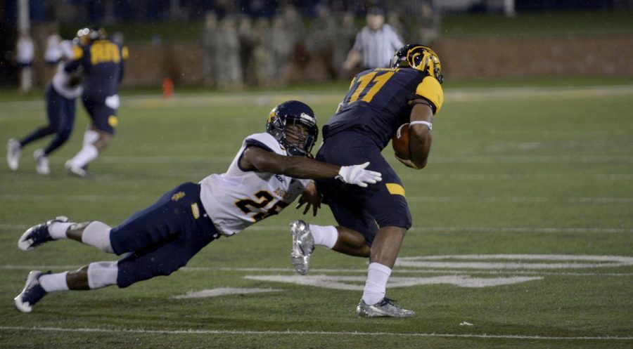 Alyssa Keown/The Kent Stater Kent State running back Justin Rankin carries the ball on September 10, 2016. Kent State lost to North Carolina A&amp;T 39-36.