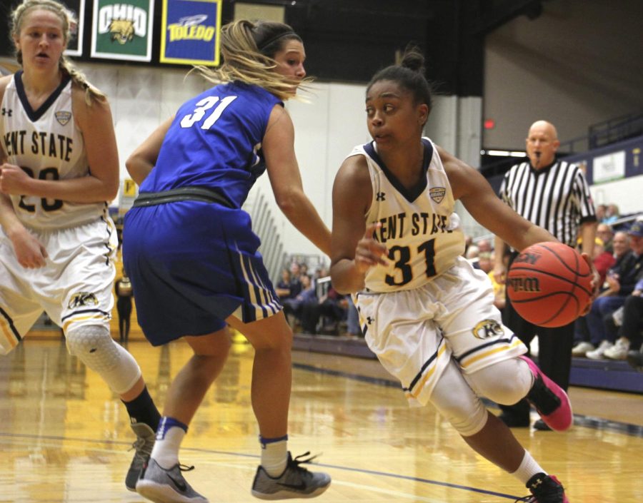 Redshirt freshman guard Megan Carter drives to the basket against Fort Wayne Wednesday, Nov. 30, 2016 in the M.A.C. Center. The Flashes won 66-55.