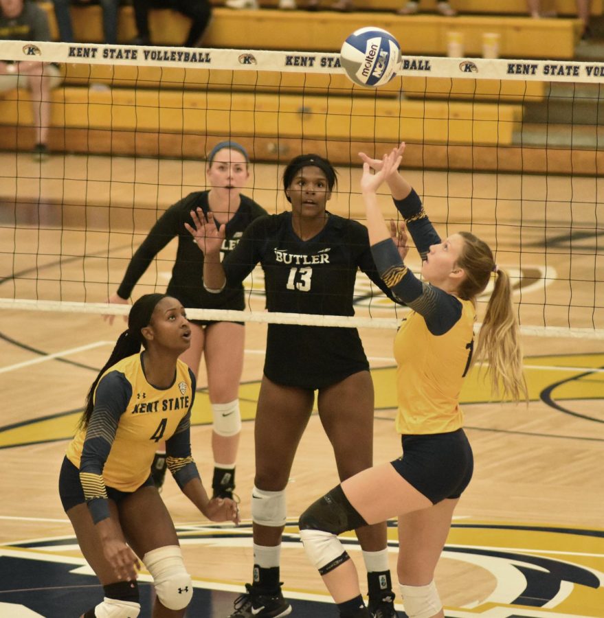 Outside hitter Kelsey Bittinger (right) sets up middle blocker Myla King against Butler University Friday, Sept. 8, 2017.