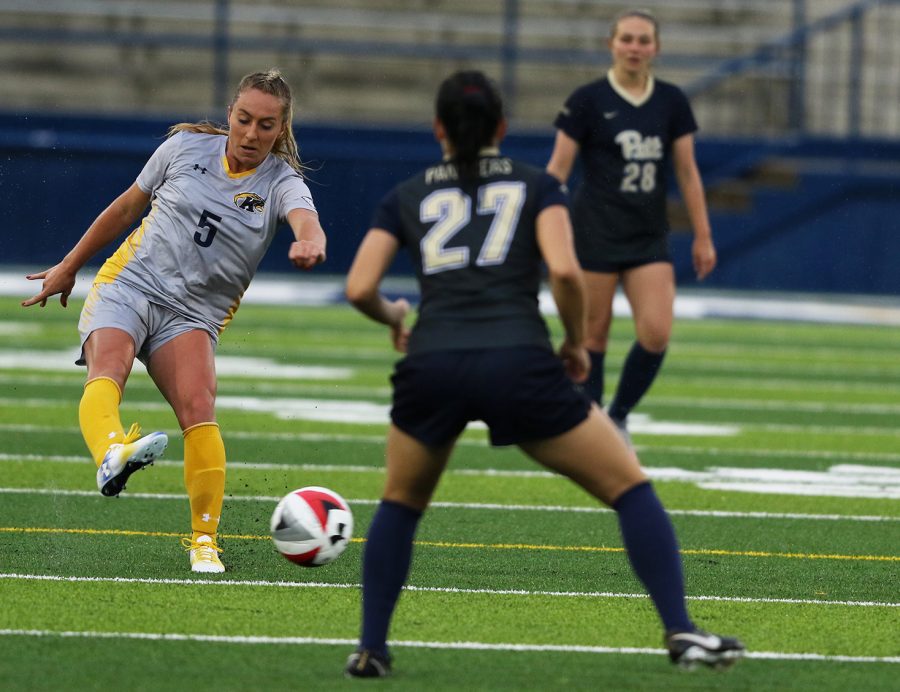 Kent State senior forward Hayden Pascoe attempts a pass during the first half against University of Pittsburgh Thursday, Sep. 7, 2017.