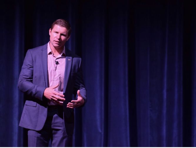 Kevin Lacz explains physical risk-taking at his book signing event at the Student Center Ballroom Wednesday, Nov. 8, 2017. "I wanted to be better at the position than when I showed up," Lacz said, referring to his prior work ethic. 