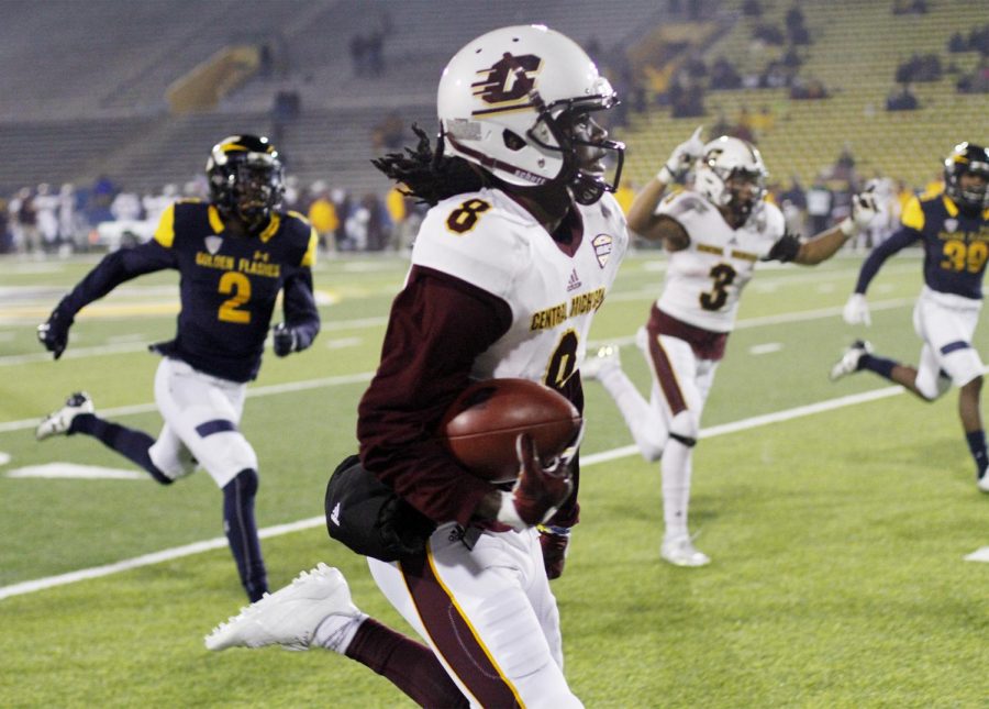 Central Michigan senior wide receiver Corey Willis runs past defenders to score a touchdown on Tuesday, Nov. 14, 2017.