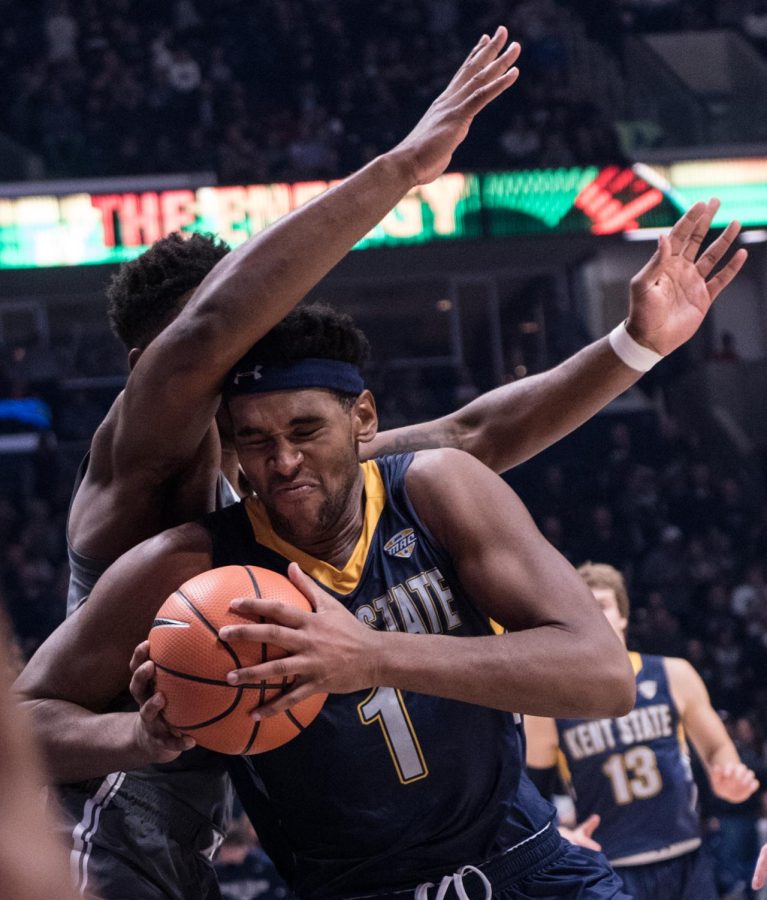 Kent State junior center Adonis De La Rosa drives to the hoop during the first half against Xavier Wednesday, Dec. 6, 2017.