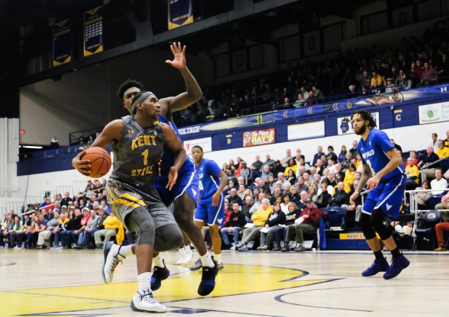 Adonis De La Rosa goes up for two of his 20 points in Kent State's 82-79 win over Buffalo.