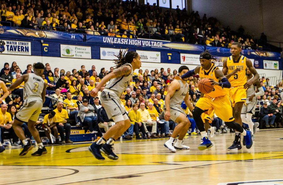 Kent State guard Jaylin Walker drives to the hoop during the Flashes' 78-68 win over Akron on Feb. 17, 2018. Walker scored a season-high 27 points in the win.