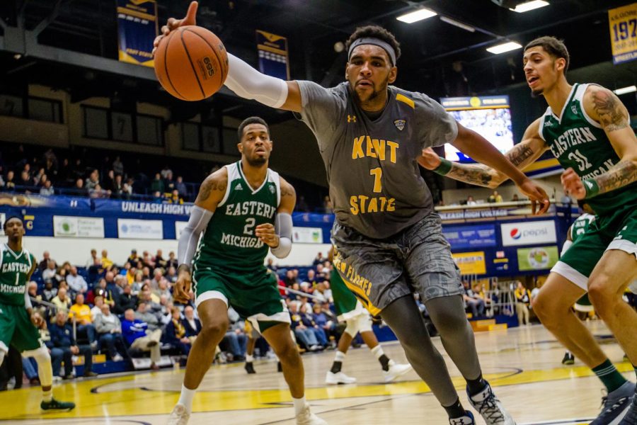 Junior center Adonis De La Rosa reaches for a loose ball during Kent State's 71-67 loss to Eastern Michigan on Tuesday, Feb. 6, 2018. The loss was the Flashes' first conference loss at the M.A.C. Center.