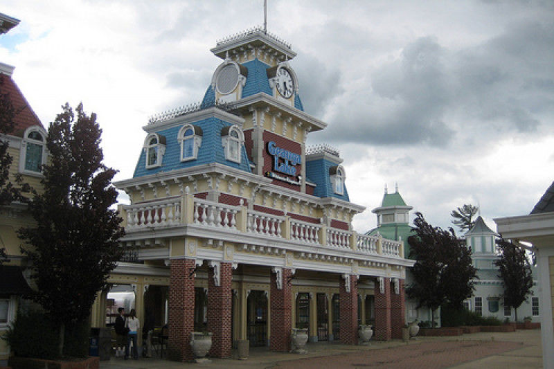 Photo of Geauga Lake Amusement Park.