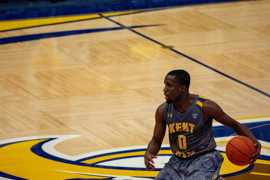 Jalen Avery brings the ball up the court during the first half of the Flashes matchup against Buffalo on Jan. 25. The Flashes lost, 88-79.