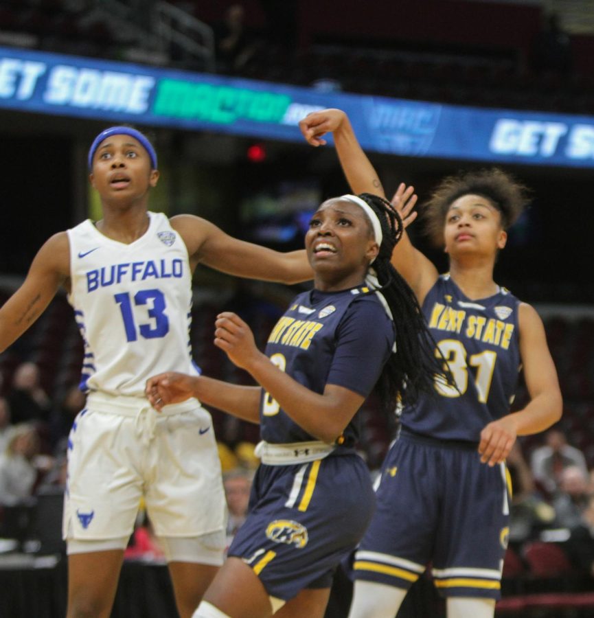 Kent State guard Asiah Dingle watches her teammate Megan Carter's shot to the basket during the first half against Buffalo. 