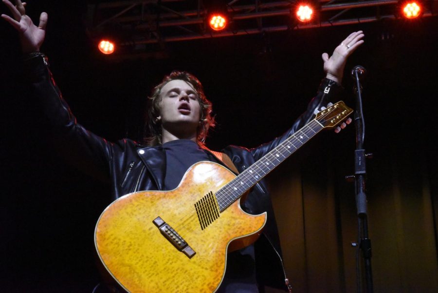 Ian Minnick plays with the band Chil as they open for Jesse McCartney on Sept. 27, 2018.