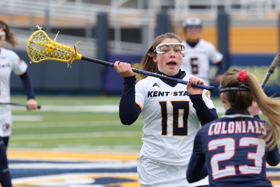 Kent State midfielder Madison Rapier passes against Robert Morris on Feb. 16. The Flashes lost, 11-6.