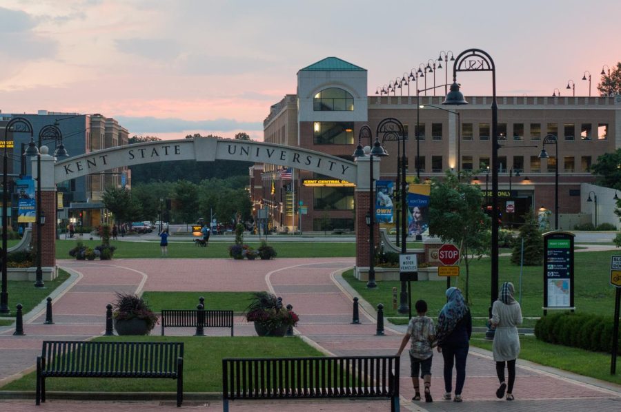 A group walks along the Kent State esplanade toward downtown. 