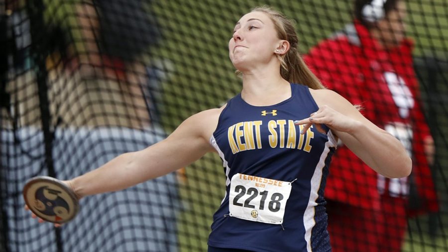 Grace Tennant competing in the discus.