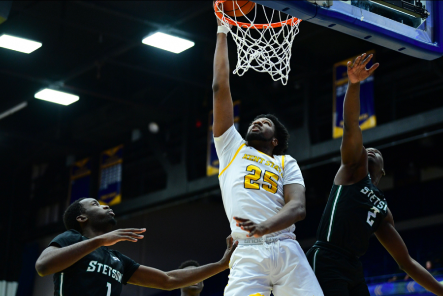 Senior forward Philip Whittington (25) shoots a layup during Kent State's 77-53 win over Stetson on Nov. 30, 2019. He finished with a season-high 16 points, with 12 points coming in the second half.