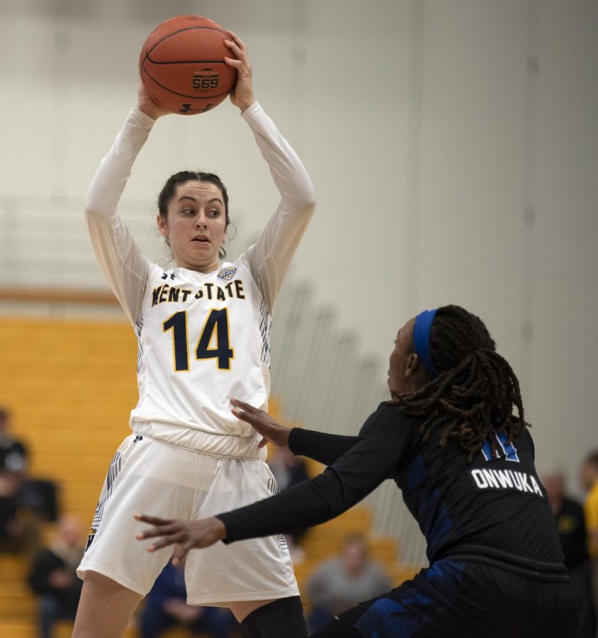 Freshman Katie Shumate (14) looks for teammates during first half of game on Sat. Jan. 25, 2020. Kent State University lost 57-44 against the University at Buffalo.