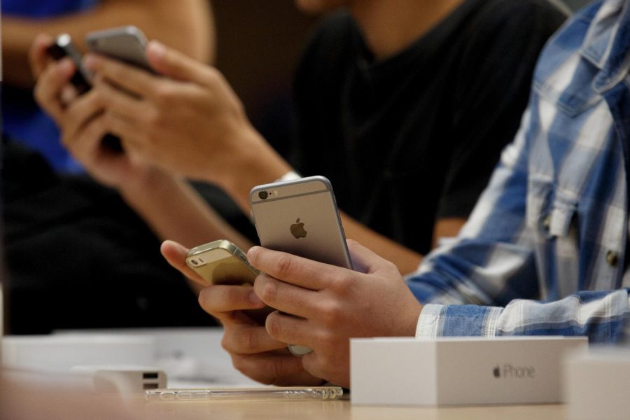 Customers hold their new and old iPhones to get them set up at Puerta del Sol Apple Store as Apple launches iPhone 6 and iPhone 6 Plus on September 26, 2014 in Madrid, Spain. Customers started to queue 20 hours prior to the opening of the store for the launch of Apple's new smartphones. (Photo by Pablo Blazquez Dominguez/Getty Images)