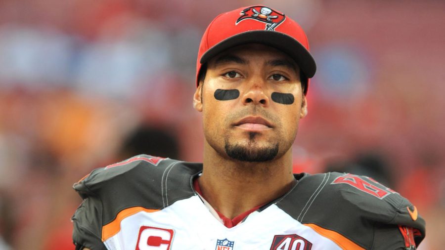 TAMPA, FL - SEPTEMBER 13: Wide receiver Vincent Jackson #83 of the Tampa Bay Buccaneers stands on the sidelines against the Tennessee Titans at Raymond James Stadium on September 13, 2015 in Tampa, Florida. (Photo by Cliff McBride/Getty Images)