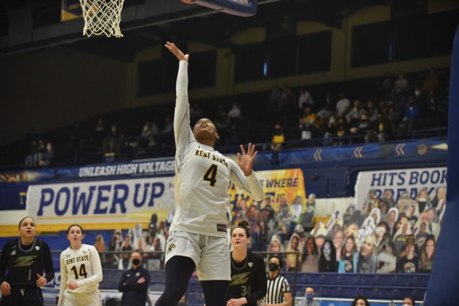 Nila Blackford (4) puts up a layup after getting past the Akron defense. her 21 points lifted the Flashes over the Zips. March 6, 2021.