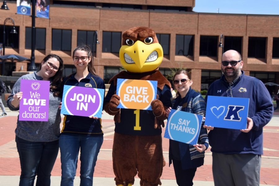 Danielle Hupp (far left) and Division of Philanthropy and Alumni Engagement staff members pose with Flash for a photo to encourage people to participate in the "Flashes Give Back" Week. (File photo from 2019) 