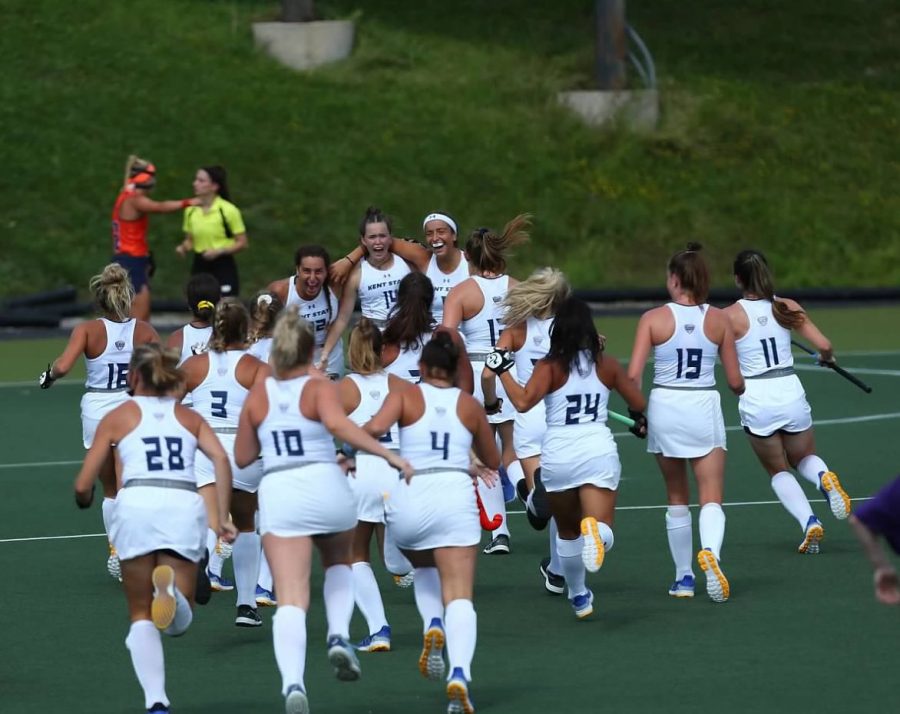 The Kent State women's field hockey team celebrates their 2-1 overtime win against Syracuse in Syracuse, NY on Sept. 4, 2021. 