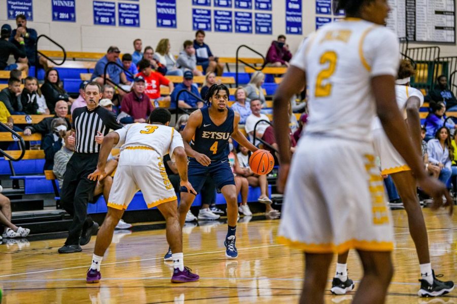 Eastern Tennessee State University senior guard David Sloan moves the ball during the team's win against the Kent State men's basketball team on Wednesday, Nov. 25 in Naples, Florida.