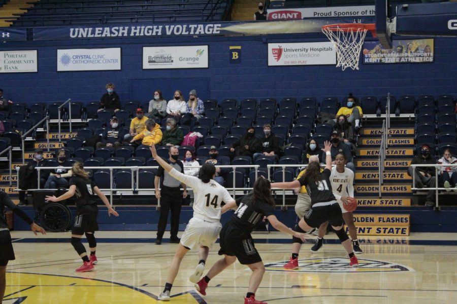 Golden Flashes Women's Basketball play Saint Frances on Nov. 14, 2021. Junior Katie Shumate (14) gets open for Junior Nila Blackford (4).