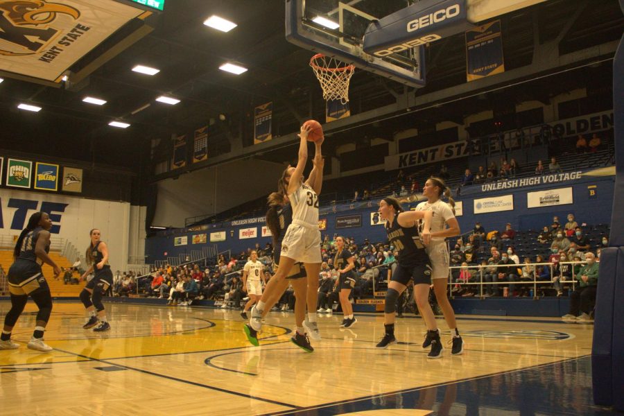 Golden Flashes Women's basketball plays Clarion on Sat, December 11, 2021 and won 89 to 43. Senior guard Hannah Young (32) jumps and tries to shoot the ball.