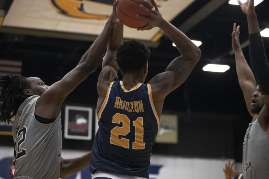 Redshirt senior forward Justyn Hamilton (21) passes the ball to his teammates during the men's basketball game on Jan. 25, 2022. Kent State beat Western Michigan University 75-64.